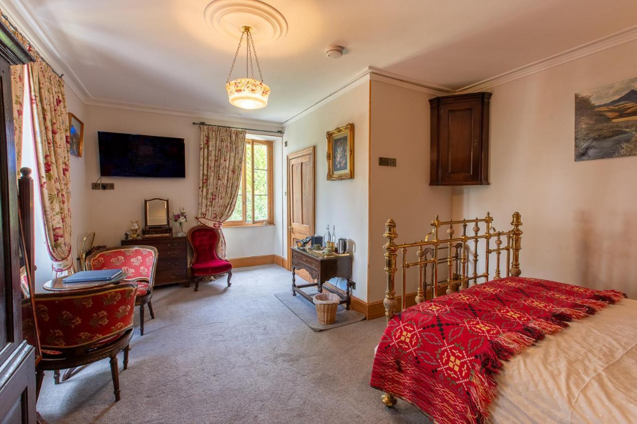Taldraeth - Old Vicarage Guest House Penrhyndeudreath Ngoại thất bức ảnh